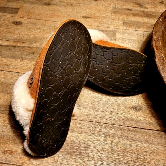 UGGS - Picture 2 of 8